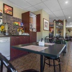 Отель Econo Lodge Montmorency Falls Канада, Буашатель - отзывы, цены и фото номеров - забронировать отель Econo Lodge Montmorency Falls онлайн питание