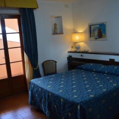 Отель Albergo Le Briciole Проччио сейф в номере