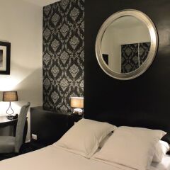 Отель Hôtel Le Canter Сомюр сейф в номере