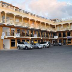 Отель Moms Village Resort парковка