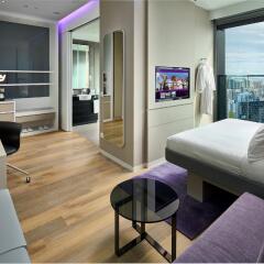 Отель YOTEL Singapore Orchard Road 4* Стандартный номер фото 4
