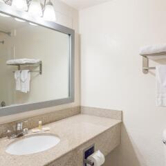 Отель Days Inn Neptune Beach ванная