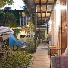 The Yard Hostel Бангкок балкон