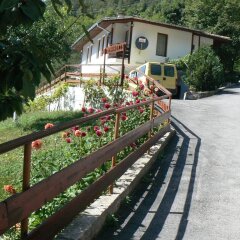 Fisherman's Hut Family Hotel Чепеларе парковка