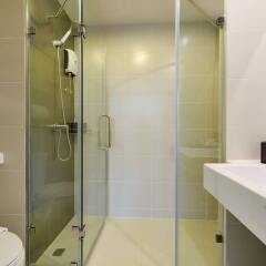 Отель The Grass Serviced Suites by At Mind ванная фото 2