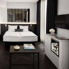 Hotel AMANO Grand Central сейф в номере