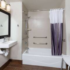 Отель La Quinta Inn & Suites New York City Central Park США, Нью-Йорк - отзывы, цены и фото номеров - забронировать отель La Quinta Inn & Suites New York City Central Park онлайн ванная фото 2