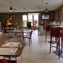 Hotel Campanile Millau гостиничный бар