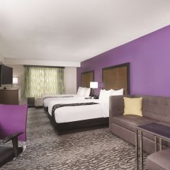 Отель La Quinta Inn & Suites by Wyndham Columbus North США, Колумбус - отзывы, цены и фото номеров - забронировать отель La Quinta Inn & Suites by Wyndham Columbus North онлайн комната для гостей