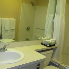 Отель Glenwood Inn & Suites ванная