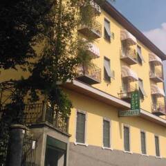Отель Albergo Rosa Каренно вид на фасад