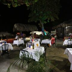 Bar-B-Barn Beach Hotel питание