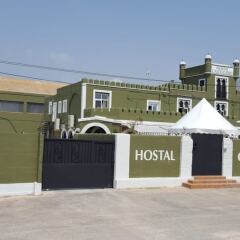 Отель Hostal Castellverd парковка