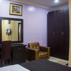Отель Sweet Season Luxury Suites сейф в номере