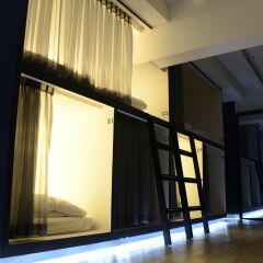 3howw Hostel @ Sukhumvit 21 Бангкок балкон