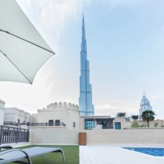 Отель Maison Privee - Burj Khalifa Community бассейн