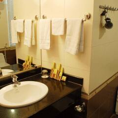 Отель Hanoi A1 Hotel Вьетнам, Ханой - отзывы, цены и фото номеров - забронировать отель Hanoi A1 Hotel онлайн ванная