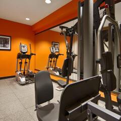 Отель Best Western Plus Cascade Inn & Suites фитнесс-зал фото 2