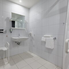 Отель Holiday Inn Express Dresden City Centre Германия, Дрезден - 14 отзывов об отеле, цены и фото номеров - забронировать отель Holiday Inn Express Dresden City Centre онлайн ванная фото 2