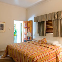 Отель 6 BR Villa - Ocho Rios Ямайка, Очо-Риос - отзывы, цены и фото номеров - забронировать отель 6 BR Villa - Ocho Rios онлайн комната для гостей фото 4
