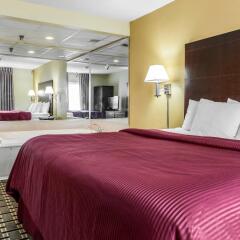 Отель Clarion Inn & Suites Northwest комната для гостей фото 5