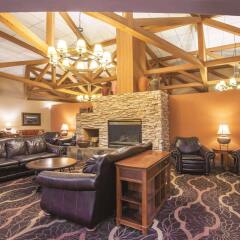 Отель Quality Inn and Suites Summit County интерьер отеля