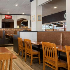 Отель Travelodge by Wyndham Toronto East Канада, Торонто - отзывы, цены и фото номеров - забронировать отель Travelodge by Wyndham Toronto East онлайн фото 3