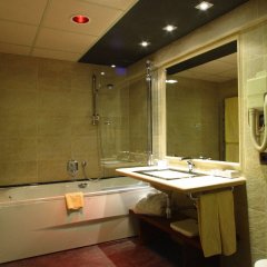 Отель Roc Blanc & Spa Андорра, Лес-Эскальдес - 3 отзыва об отеле, цены и фото номеров - забронировать отель Roc Blanc & Spa онлайн ванная фото 2