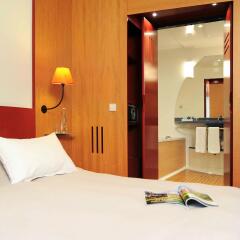 Отель Novotel Suites München Parkstadt Schwabing комната для гостей