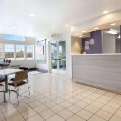 Отель Microtel Inn & Suites Modesto интерьер отеля
