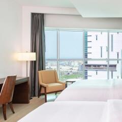 Отель Four Points by Sheraton Sharjah комната для гостей фото 3