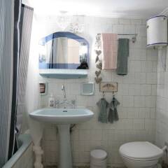 Отель Comfy & Tasteful Central Apt • 1' to Metro Station ванная