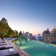 Отель Solitaire Bangkok Sukhumvit 11 бассейн