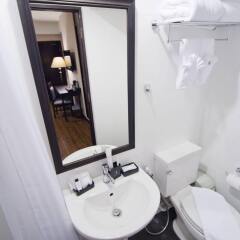 Отель Baan Wanglang Riverside Бангкок ванная