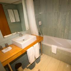 Отель Comfort Inn Ponta Delgada Португалия, Понта-Делгада - отзывы, цены и фото номеров - забронировать отель Comfort Inn Ponta Delgada онлайн ванная фото 2
