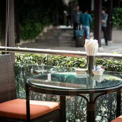 Отель Legacy Suites Sukhumvit by Compass Hospitality Таиланд, Бангкок - 2 отзыва об отеле, цены и фото номеров - забронировать отель Legacy Suites Sukhumvit by Compass Hospitality онлайн бассейн фото 3