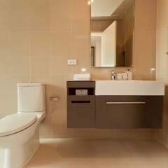 Отель The Base Downtown Condo by Joy Пхукет ванная