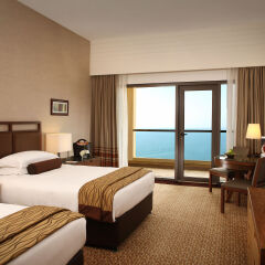 Отель Amwaj Rotana - Jumeirah Beach Residence комната для гостей