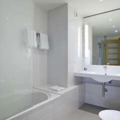 Отель Novotel London Excel ванная фото 2