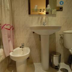 Отель Hostal Aguilar ванная