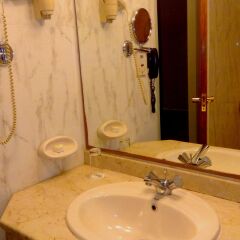 Отель Ras Al Khaimah Hotel ОАЭ, Рас-эль-Хайма - 2 отзыва об отеле, цены и фото номеров - забронировать отель Ras Al Khaimah Hotel онлайн ванная