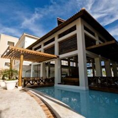Отель Aquamarina Luxury Residences бассейн