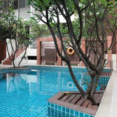 Отель FuramaXclusive Sathorn, Bangkok бассейн