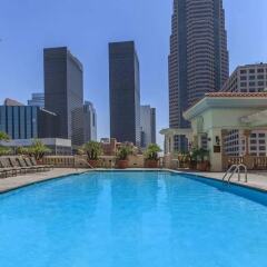 Апартаменты DTLA Apartment With Parking and Pool бассейн