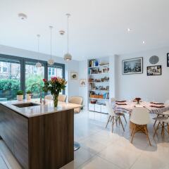 Отель Modern Richmond Home near the River Thames интерьер отеля