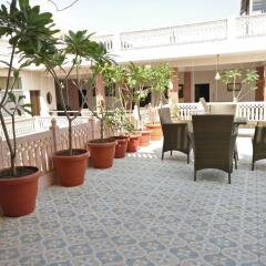 Suryaa Villa - A City Centre Hotel гостиничный бар