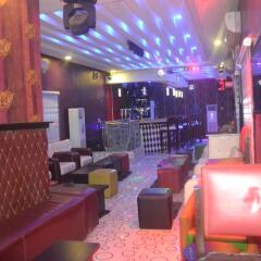 Отель Mac Dove Lounge & Suites ltd гостиничный бар