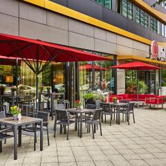 Отель Ramada Hotel Berlin-Alexanderplatz Германия, Берлин - отзывы, цены и фото номеров - забронировать отель Ramada Hotel Berlin-Alexanderplatz онлайн бассейн