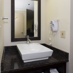 Отель Red Roof Inn PLUS+ Columbus Downtown - Convention Center США, Колумбус - отзывы, цены и фото номеров - забронировать отель Red Roof Inn PLUS+ Columbus Downtown - Convention Center онлайн ванная фото 2