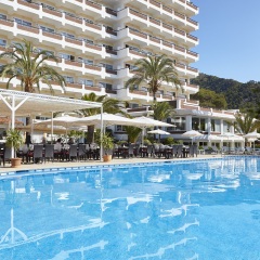 Universal Hotel Castell Royal бассейн